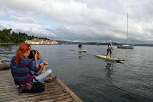 06 - Manca Notar v cilju, za njo Tomaž Jensterle. Foto: Tomaž Košir / SUP Magazin